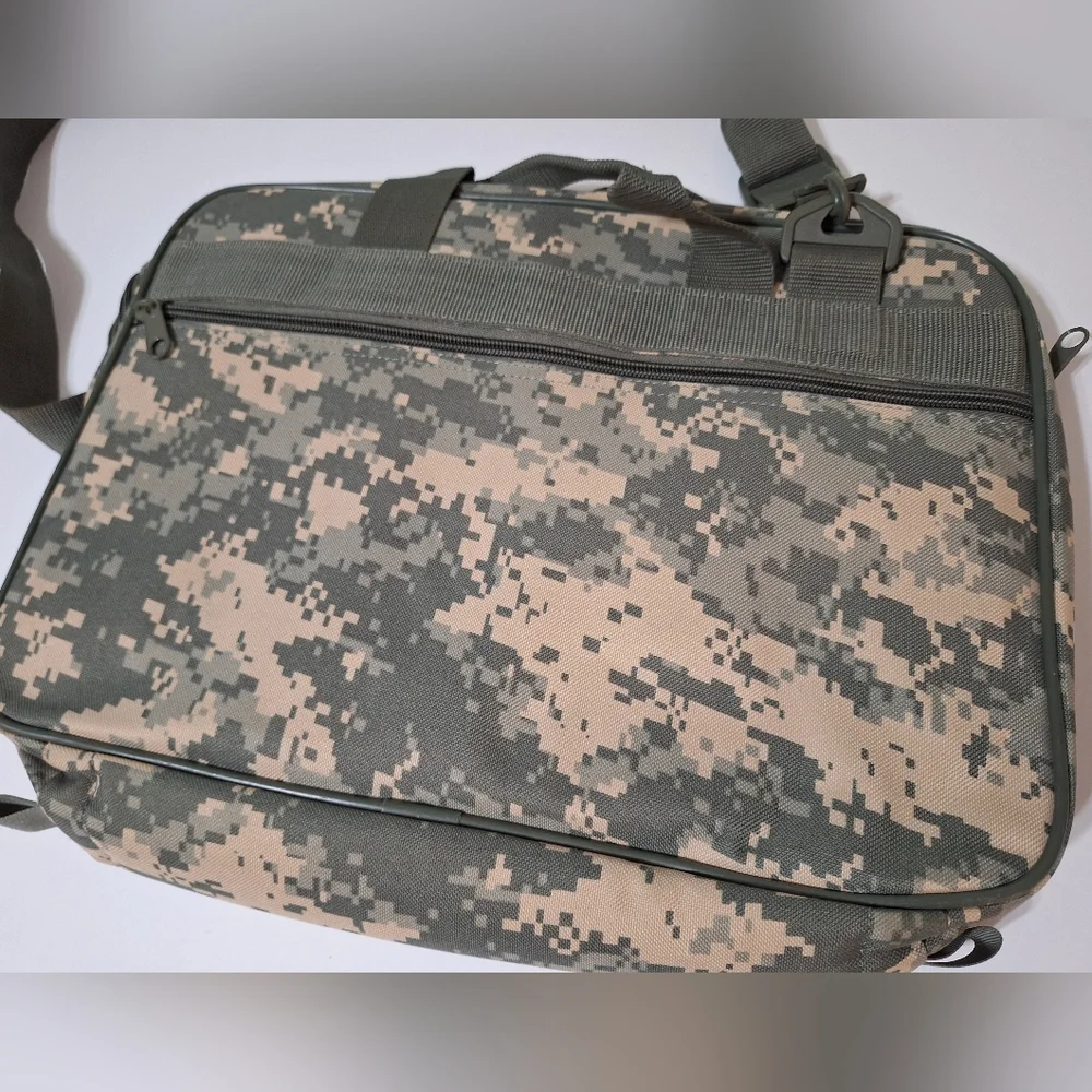 Unisex Flying Circle Digital Camo Laptop Bag